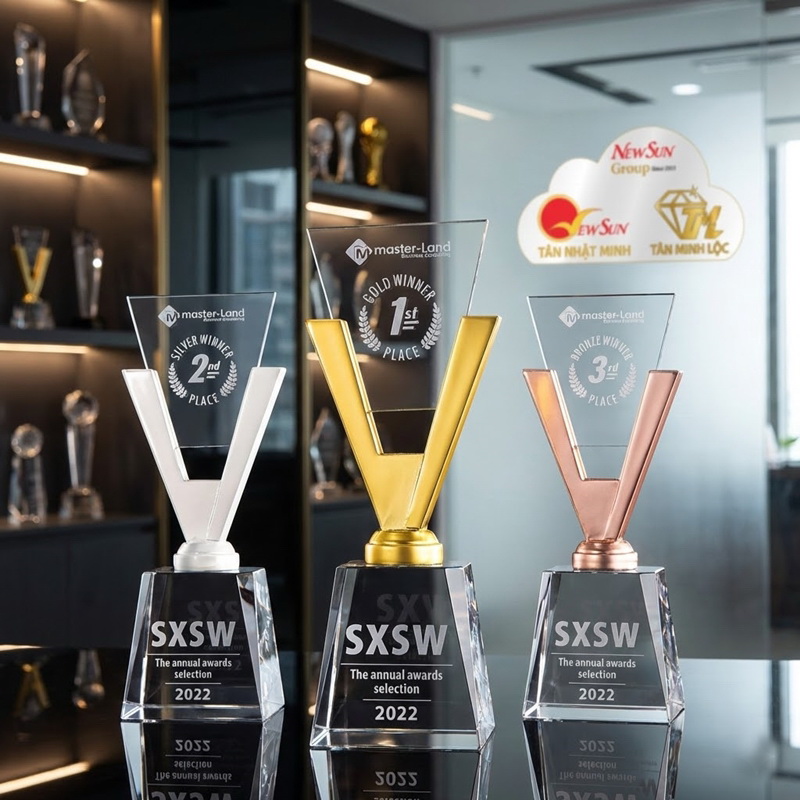 cúp vinh danh pha lê kim loại