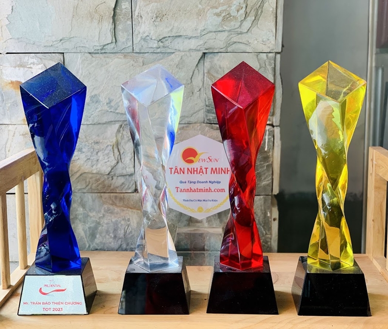 cúp vinh danh pha lê