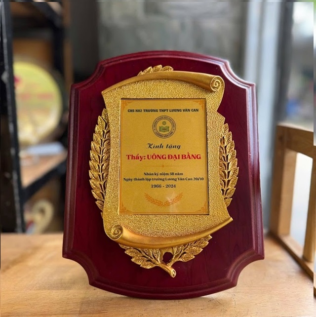 bảng vinh danh, kỷ niệm chương gỗ đồng