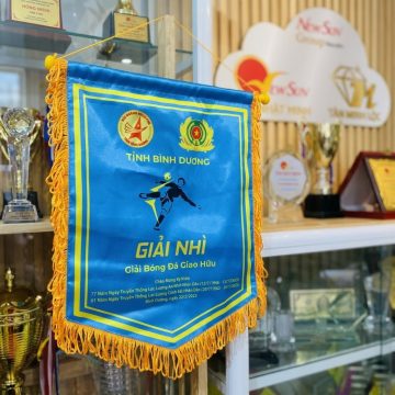 cờ lưu niệm đá bóng