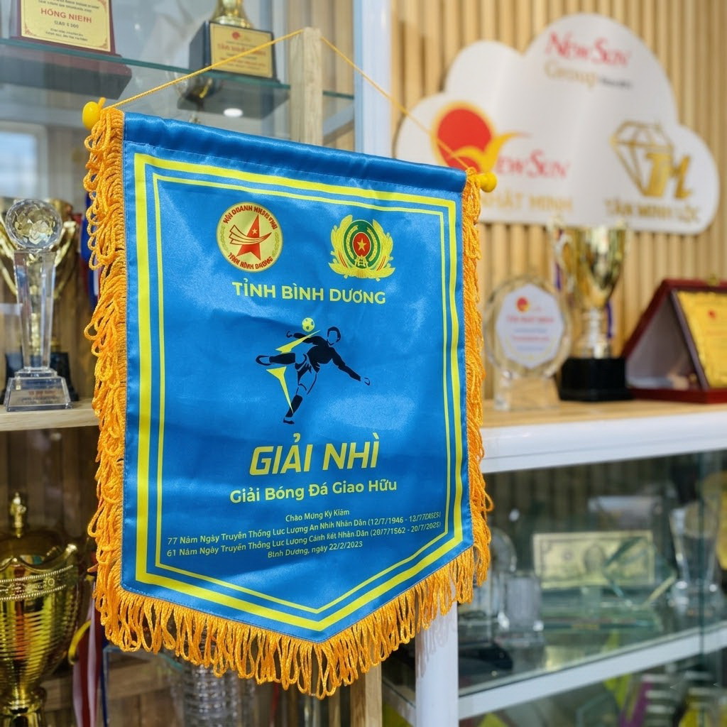 cờ lưu niệm đá bóng