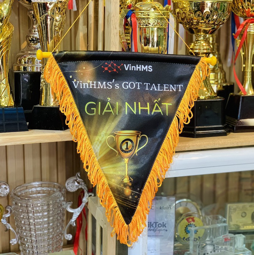 cờ lưu niệm tam giác