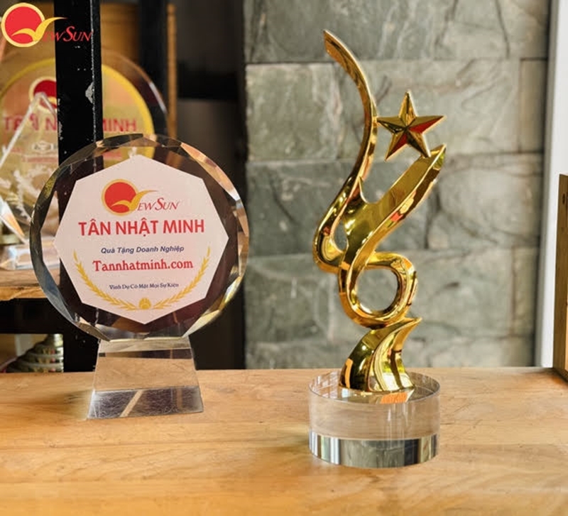 cúp lưu niệm si mạ vàng