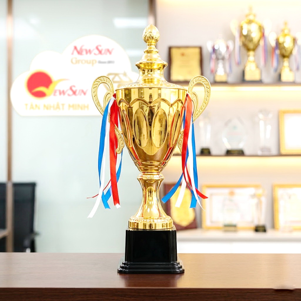 cup the thao kim loai mau 2082