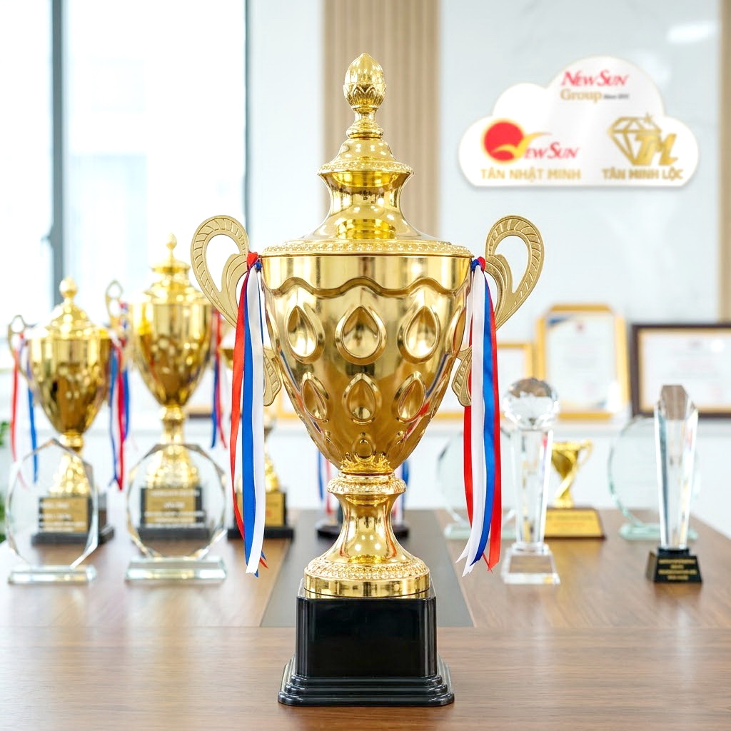 cup the thao kim loai mau cup tai to giot nuoc