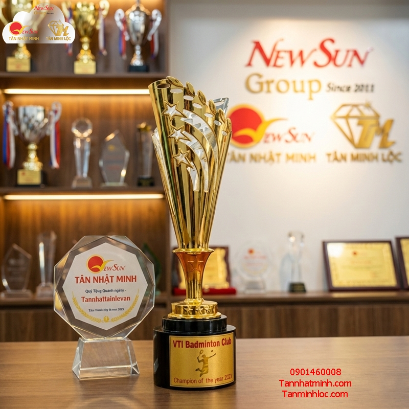 cúp cầu lông kim loại đẹp vinh danh