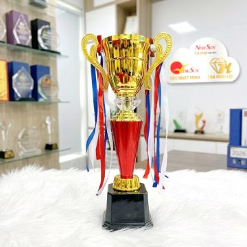 Cúp nhựa giá rẻ trụ đỏ đẹp