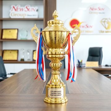 cup the thao kim loai mau de vang