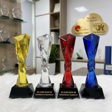 cup vinh danh pha le 4 mau xanh do trong vang