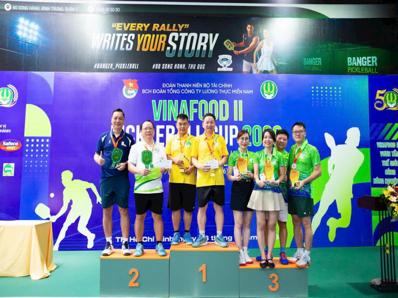 cup ky niem chuong Tong cong ty Luong Thuc Mien Nam (2)