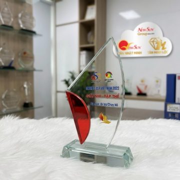 cup ky niem chuong thuy tinh dep