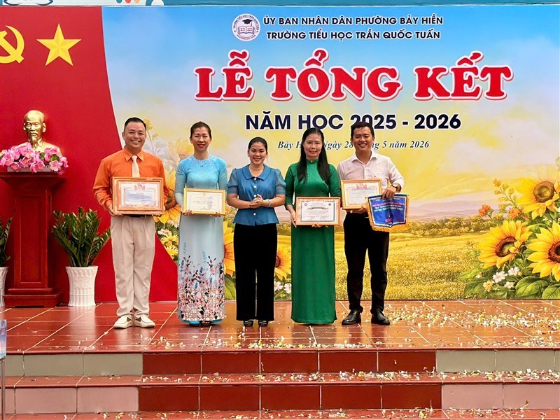 ky niem chuong truong Tran quoc tuan 1